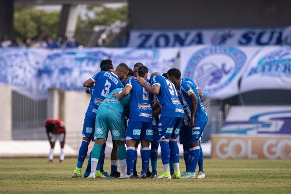 Foto: Celio Junior/AGIF -Jogadores do CSA durante entrada em campo