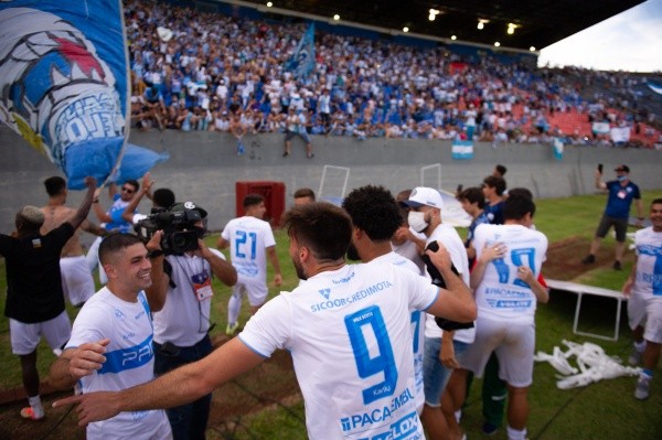 Foto: Marcos Zanutto/AGIF -Jogadores do Londrina comemoram vitória ao final da partida contra o Vasco