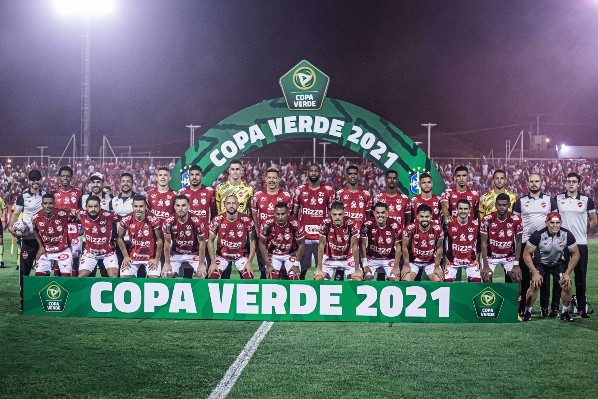 Foto: (Heber Gomes/AGIF) - Jogadores do Vila Nova pousam para a foto da final da Copa Verde 2021