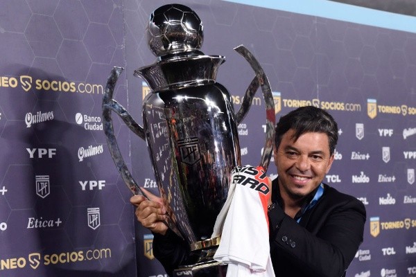 Rodrigo Valle/Getty Images/ Gallardo com a taça do Campeonato Argentino. Rodrigo Valle/Getty Images/ Gallardo com a taça do Campeonato Argentino.