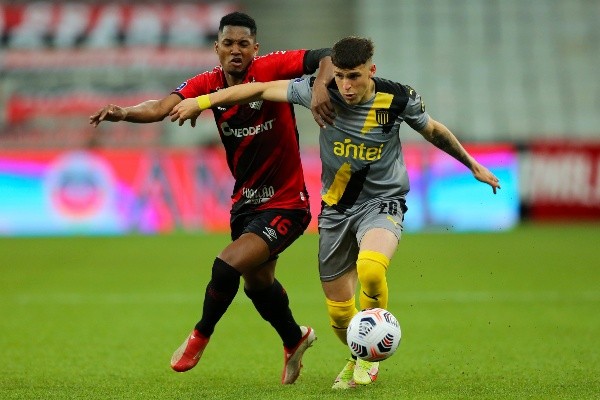 Foto: Heuler Andrey-Pool / Getty Images | Garantidos na Libertadores, Athletico e Peñarol se enfrentaram na Sul-Americana, com vitória para equipe brasileira