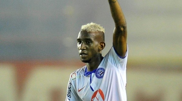 Talisca com a camisa do Bahia, é mais um nome cotado no Corinthians (Foto: Fabio Castro/AGIF)