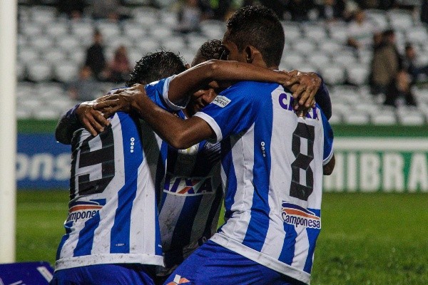 Foto: Gabriel Machado/AGIF – Didira jogador do CSA comemora seu gol com jogadores do seu time durante partida contra o Coritiba