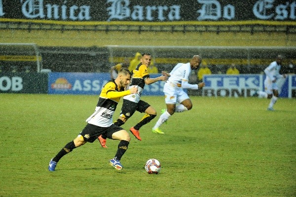 Foto: (Caio Marcello/AGIF) - Luiz Paulo, novo reforço do Sampaio Corrêa, em ação pelo Criciúma durante a disputa da Série C