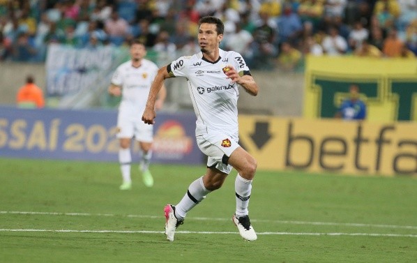 Hernanes disputou o último Brasileirão com a camisa do Sport (Foto: Gil Gomes/AGIF)