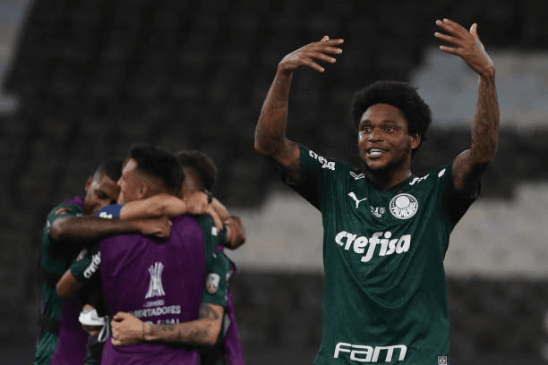 Luiz Adriano comemorando o título da Libertadores (Foto: Getty Images)