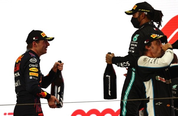 Max Verstappen e Lewis Hamilton no pódio. Foto: Getty Images