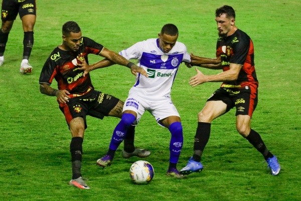 Foto: (Rafael Vieira/AGIF) - Robinho, novo reforço do Papão, em ação pelo Confiança durante a disputa da Série B