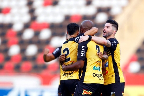 Foto: Thiago Calil/AGIF -Edson Silva jogador do Novorizontino comemora seu gol durante partida contra o Botafogo-SP