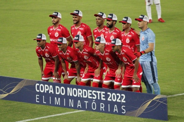 Foto: Guilherme Drovas/AGIF -Jogadores do América-RN posam para foto antes na partida contra Moto Club