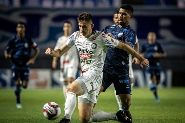 Foto: (Celio Junior/AGIF) - Yuri foi um dos destaques defensivos do CSA na Série B