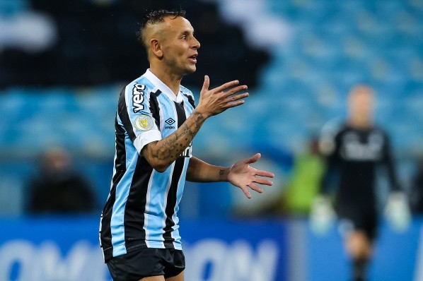 Rafinha deve deixar o Grêmio ainda este mês (Foto: Pedro H. Tesch/AGIF)