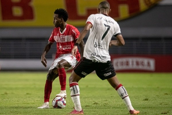 Foto: Celio Junior/AGIF – Romão é mais um que renova com o CRB para a próxima temporada