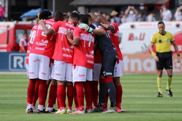 Foto: Joao Vitor Rezende Borba/AGIF -Jogadores do CRB se reúnem antes da partida contra Operário
