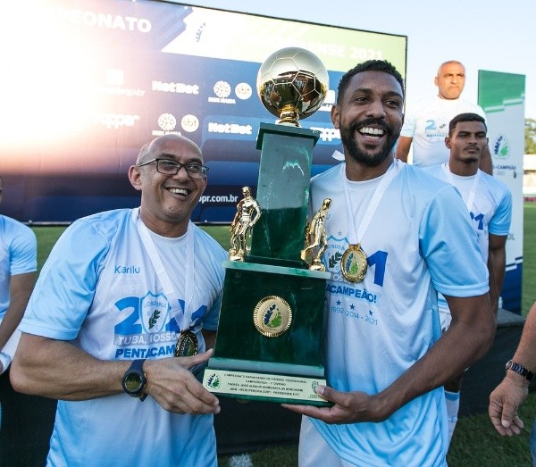 Ricardo Chicarelli/Londrina EC – Bidía comemorando o título do Paranaense de 2021