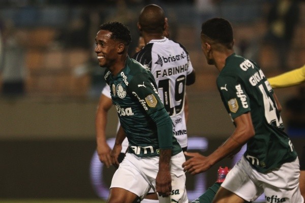 Foto: Ettore Chiereguini/AGIF -Kevin jogador do Palmeiras comemora seu gol durante partida contra o Ceará