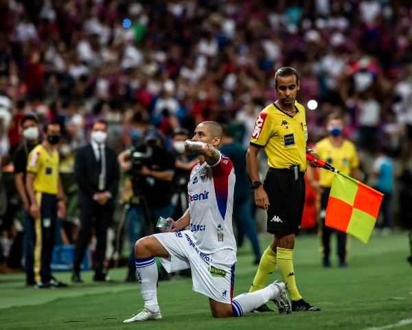 Foto: Pedro Chaves/AGIF -Wellington Paulista jogador do Fortaleza comemora seu gol durante partida contra o Bahia