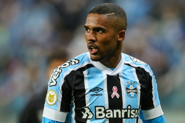 Foto: (Pedro H. Tesch/AGIF) - Douglas Costa foi sondado pelo Fluminense