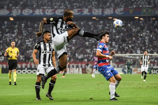 Foto: Kely Pereira/AGIF -Messias em ação pelo Fortaleza