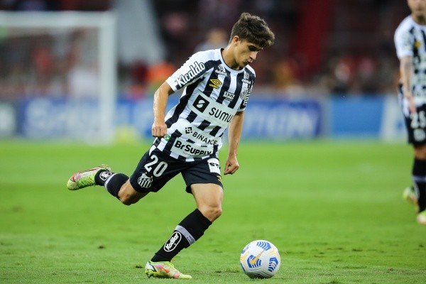 Foto: Pedro H. Tesch/AGIF -Gabriel Pirani jogador do Santos