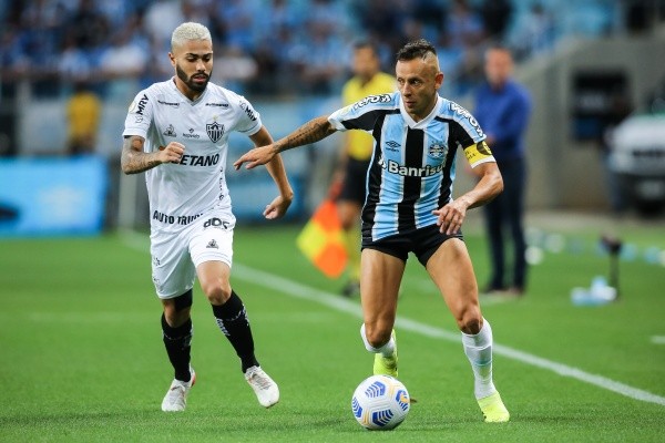 Foto: (Pedro H. Tesch/AGIF) - Rafinha foi titular do Grêmio na maioria dos jogos da Série A 2021