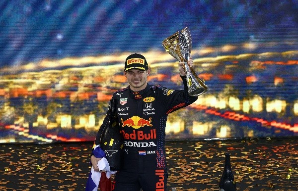 Clive Rose/Getty Images - Verstappen venceu a corrida e foi campeão mundial de pilotos