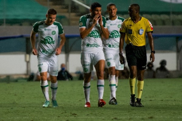 Alessandra Torres/AGIF/ Chapecoense em campo no Brasileirão. Alessandra Torres/AGIF/ Chapecoense em campo no Brasileirão.