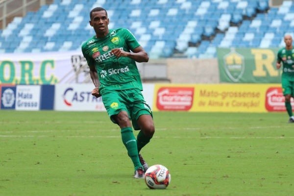 Marllon acertou a renovação de contrato com o Cuiabá (Foto: AssCom Dourado)
