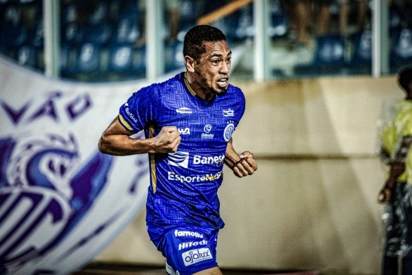 Foto: (Flickr Oficial Confiança/Lucas Almeida) - Hernane comemora um de seus gols com a camisa do Confiança