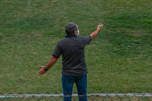 Volmer Perez/AGIF/ Cláudio Tencati em campo.