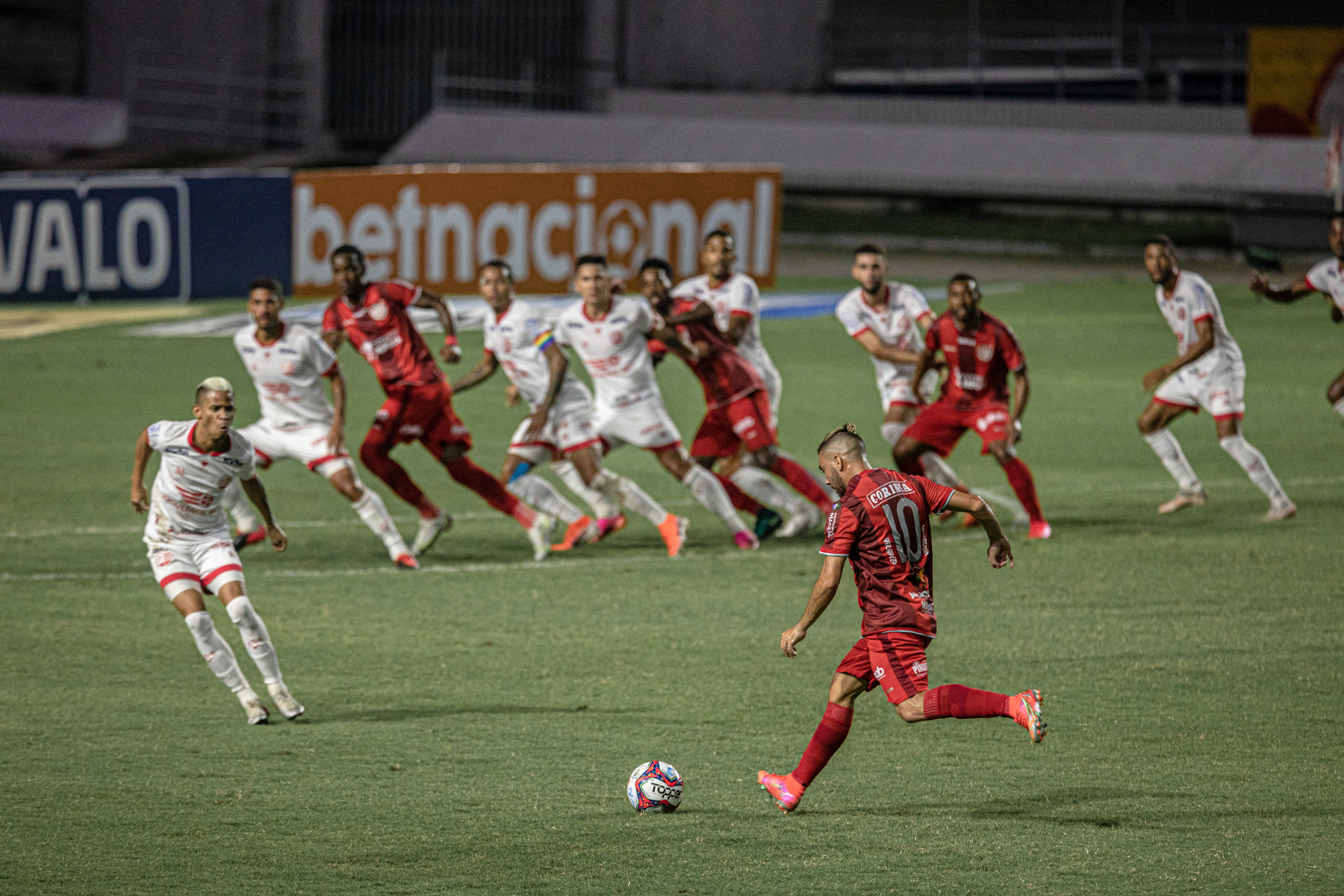 Foto: (Celio Junior/AGIF) - O camisa 10 argentino foi a principal peça no ataque do CRB em 2021