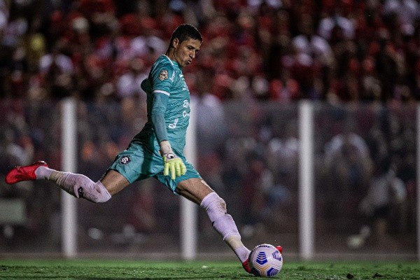 Foto: (Heber Gomes/AGIF) - Vinicius é o dono da posição no Remo desde 2017