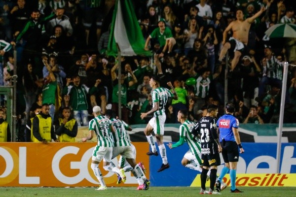 Luiz Erbes/AGIF/ Jogadores do Juventude comemorando gol com a torcida