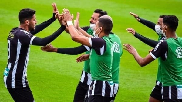 Foto: R.Pierre/AGIF/ Figueirense comemorando gol.