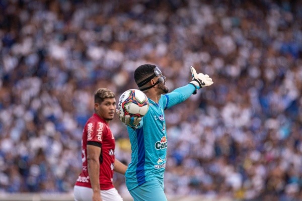 Foto: Celio Junior/AGIF -Thiago Rodrigues goleiro em ação pelo CSA
