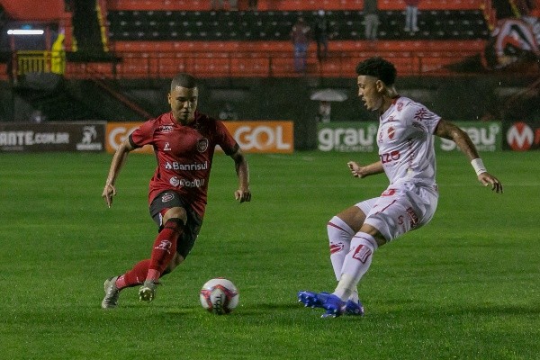 Volmer Perez/AGIF – Willian Formiga ( de branco) em ação pelo Vila Nova
