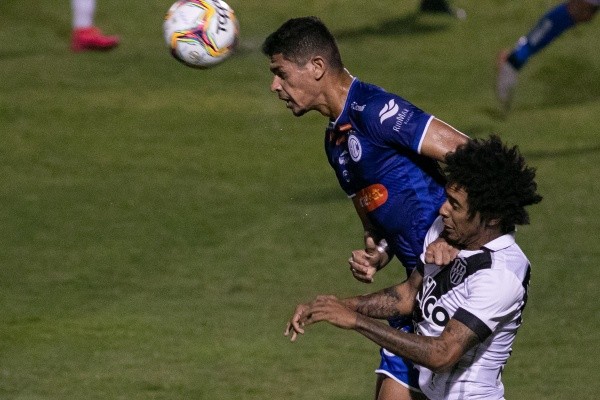 Foto: (Rebeca Reis/AGIF) - Vinicius Santana em ação pelo Confiança em 2020 Foto: (Rebeca Reis/AGIF) - Vinicius Santana em ação pelo Confiança em 2020