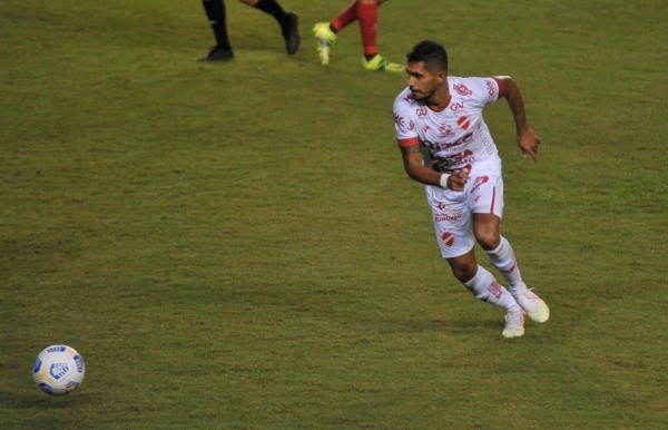Foto: Jhony Pinho/AGIF – Jogador ficou de fora da final da Copa Verde contra o Remo