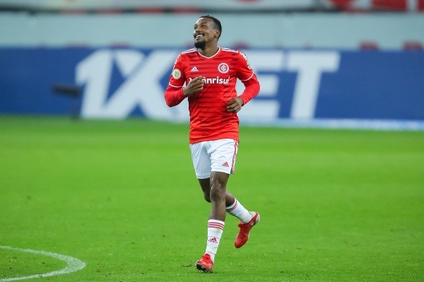 Foto:Pedro H. Tesch/AGIF | Edenílson concorda que ficar no Brasil o aproximaria da Copa do Mundo