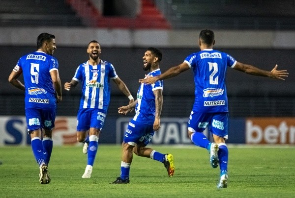 Foto: Celio Junior/AGIF – Yuri jogador do CSA comemora seu gol com jogadores do seu time durante partida contra o Brusque