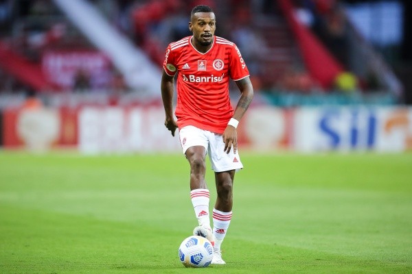 Foto: Pedro H. Tesch/AGIF – Edenílson pode reforçar o Atlético-MG em 2022