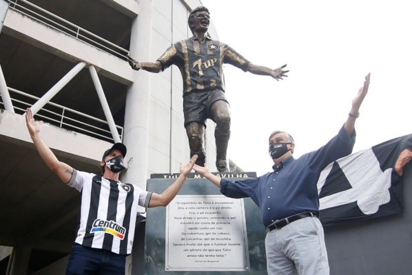 Foto: Reprodução / Twitter Botafogo | Túlio foi o quinto ídolo da história do Botafogo a ser homenageado com uma estatua