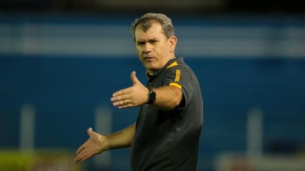 Fernando Torres/AGIF/ Criciúma renova contrato com o técnico Cláudio Tencati para a temporada de 2022; clube disputará o acesso para à Série A