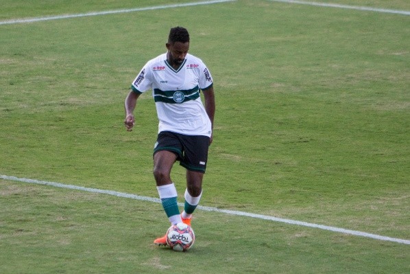 Foto: Robson Mafra/AGIF – Wellington Carvalho em ação pelo Coritiba