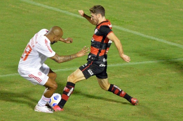 Foto: (Walmir Cirne/AGIF) - Raul Prata foi importante defensivamente vestindo a camisa do Vitória