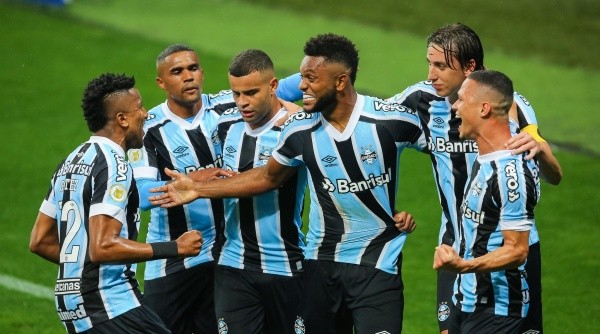 Borja comemorando gol com jogadores do Grêmio (Foto: Pedro H. Tesch/AGIF)