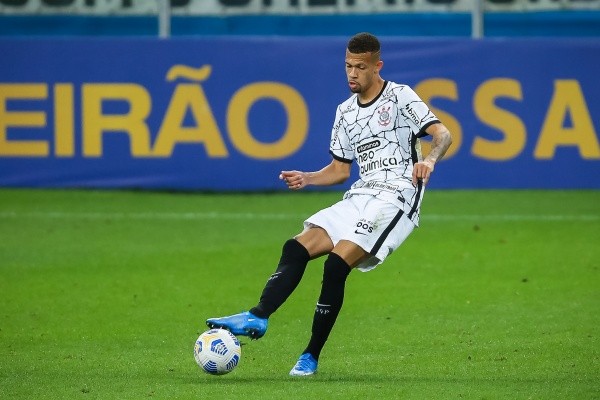 Foto: Pedro H. Tesch/AGIF – João Victor entrou no radar do Benfica