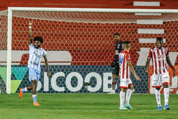 Foto: Paulo Paiva/AGIF – Camisa 6 fez três gols e duas assitências em 41 jogos com a camisa do Tubarão