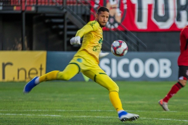 Foto: Volmer Perez/AGIF -Rafael Martins, goleiro, em ação pelo Guarani