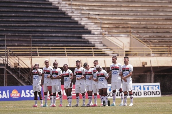 Foto: Ettore Chiereguini/AGIF – Jogadores do Botafogo-SP lamentam cobrança de penalti perdida em decisão durante partida contra o São Bernardo